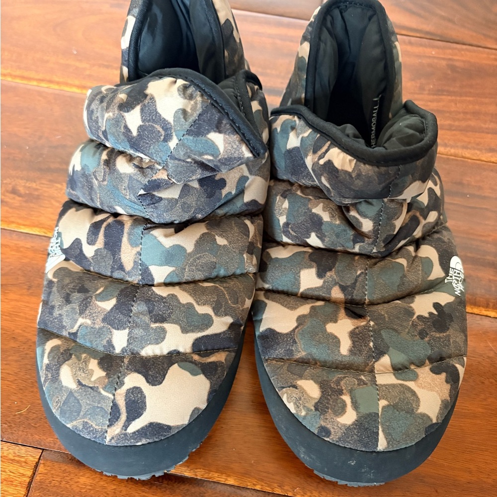 The North Face Kids Camo Puffer Slip-On Slippers - Green/Tan/Black